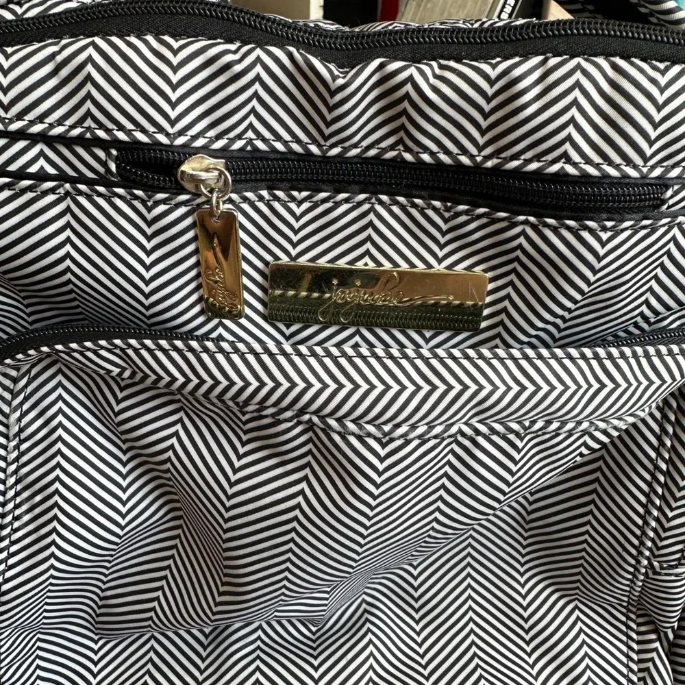 JuJuBe Black‎ and White Chevron Diaper Bag Messenger Shoulder Bag